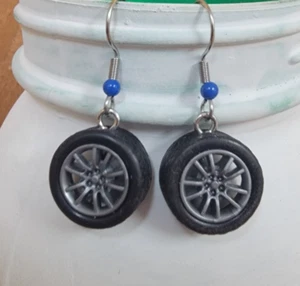 Pendientes de aro con dije de neumático hechos a mano con aros y cuentas plateadas carreras - Imagen 1 de 2