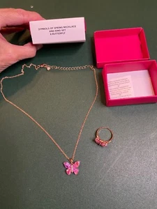 Juego de collar y anillo AVON Symbols of Spring MARIPOSA tono dorado talla 8 ROSA NUEVO EN CAJA - Imagen 1 de 13