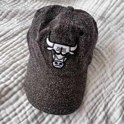 Chicago Bulls Gorra Ajustable Gris Baloncesto Bordado Logo Mitchell Ness Foto 1 de 4