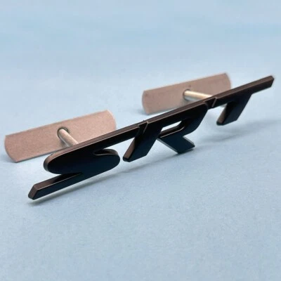 Placa de identificación con emblema de rejilla de metal HellCat 3D negro mate paquete Scat Foto 1 de 4