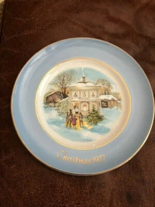 PLATO COLECCIONISTA NAVIDAD MADERA DE CUÑA AVON 1977 CAROLLERS IN THE SNOW DE COLECCIÓN - Imagen 1 de 4