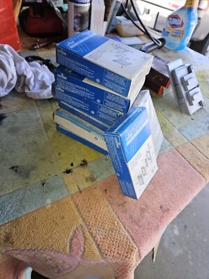 Placas de cubierta exteriores rectangulares Leviton, herméticas al agua) (se venden como cada una Foto 1 de 2