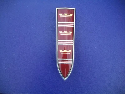 Chrysler New Yorker 1964 emblema de parrilla de salón 2417758 Foto 1 de 4