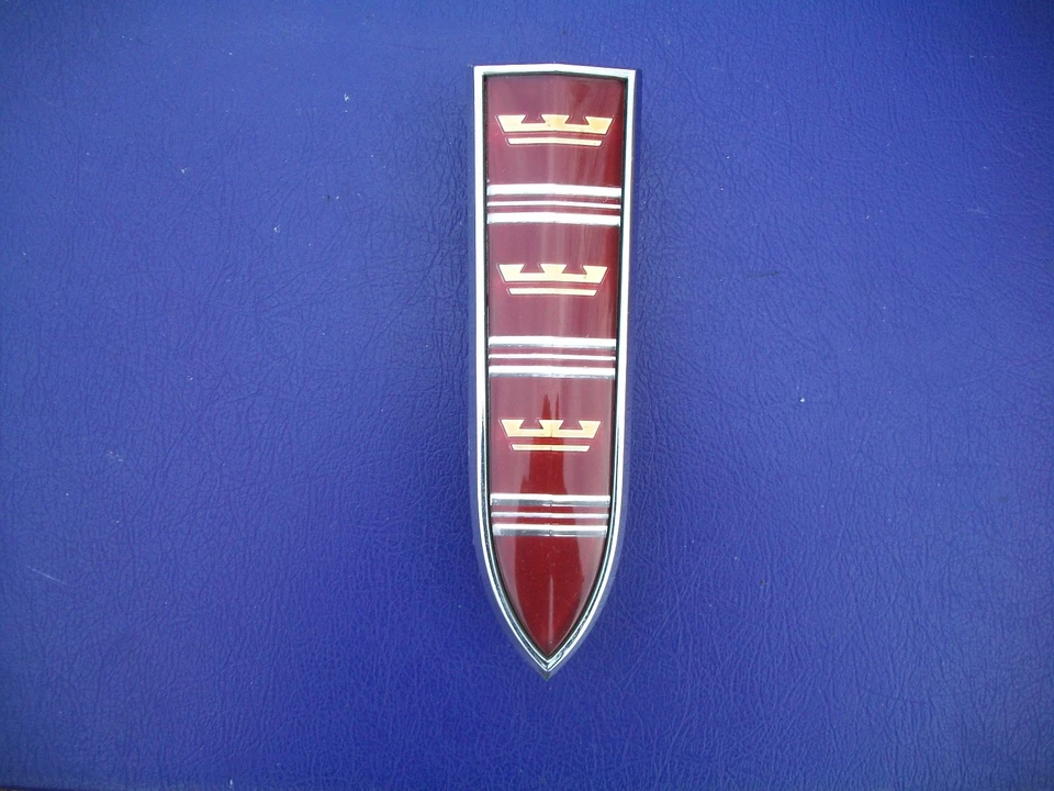 Chrysler New Yorker 1964 emblema de parrilla de salón 2417758 Foto 1 de 4