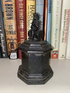 "Antiguo frasco de caja de tabaco de hierro fundido de 1900 con forma de figura pesada de 6"" de alto" - Imagen 1 de 18