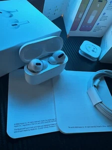 Apple AirPods Pro 2ème génération avec étui de charge sans fil MagSafe (USB-C)... - Photo 1 sur 5