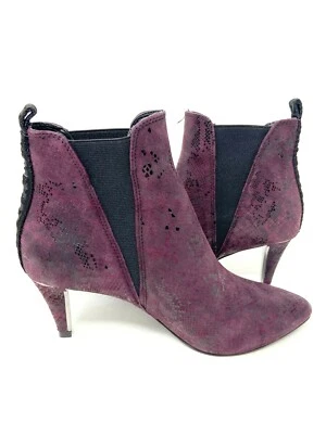 Botines de tacón alto de cuero genuino con estampado de serpiente púrpura oscuro DKNY Alani Foto 1 de 4