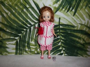SIN MUÑECA-1957, BetsyMcCall Mommy's Helper, con sandalias, fregona antipolvo, limpiador, arco para el pelo, #27 - Imagen 1 de 12