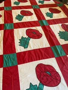 Trapunta vintage a fiori rossa verde e bianca applicata a mano 84"x 70" completa - Foto 1 di 3