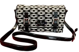 Kate Spade Handtasche schwarz weiß Jacquard Essex Scout Messenger Umhängetasche rotes Futter - Bild 1 von 17