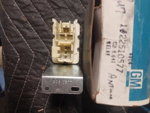 1981 1982 1983 1984 OLDSMOBILE 88 & 98 POWER ANTENNA RELAY NOS GM # 22510577 - Foto 1 di 3