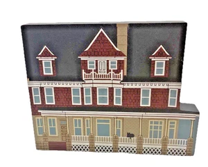 De colección Cats Meow Village Old Rittenhouse Inn Bayfield WI Shelf Sitter 1995 Faline - Imagen 1 de 6