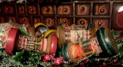 Lg. "Tiras de trapo de tela caseras primitivas de 5"" en relleno de tazón de carrete de madera antiguo" Foto 1 de 3