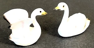 TWO CHINA SWANS SMALL VINTAGE MINIATURE 1.50" x 1.25" BIRDS - Picture 1 of 7