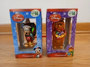 Juego de 2 adornos navideños de vidrio soplado de Disney: Winnie the Pooh y Mickey Mouse - Imagen 1 de 15