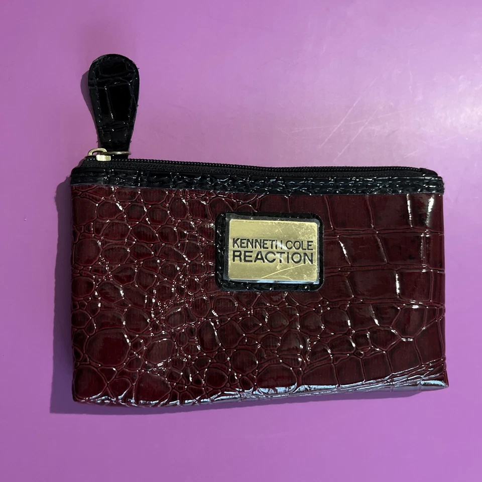 Kenneth Cole Reacción Maquillaje Accesorios Cambio Bolsa Borgoña Brillante Texturizado NUEVO Foto 1 de 4