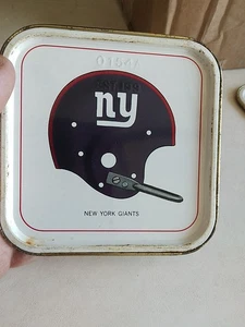 CASCO DE COLECCIÓN 1965 HORMEL NFL NEW YORK GIANTS ONE BAR TAPA DE HOJALATA MONTAÑA RUSA 4 × 4 - Imagen 1 de 2