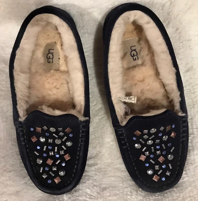 Zapatillas mocasín UGG Ansley Stud II talla 7 azul marino medallón gamuza piel Foto 1 de 4