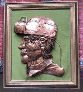VINTAGE SIGNIERTES FELIEF GEHÄMMERTES KUPFERPORTRÄT EINES BERGMANNS in Sicherheitskappe. - Bild 1 von 18