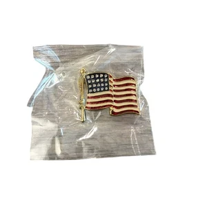 Amerikanische Flagge Brosche Anstecknadel - goldfarben/rot & weiß emailliert, Strass Sterne - Bild 1 von 3