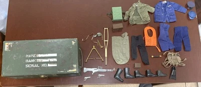 Lote de accesorios Hasbro Gi Joe vintage años 60 armario para pies chaqueta mochila sombrero botas Foto 1 de 4