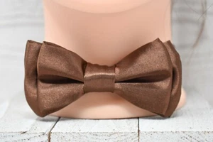 CORBATA DE SATÉN MARRÓN PREATADA PARA NIÑOS/BEBÉS CORREAS AJUSTABLES - Imagen 1 de 6