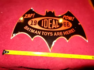 DE COLECCIÓN 11x8 pulgadas IDEAL BATMAN TOYS ARE HERE LETRERO ADV PORCELANA DE METAL PESADO - Z430 - Imagen 1 de 5