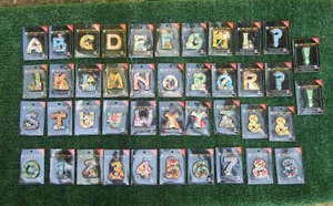 Brandneu 2001 Mary Engelbreit Alphabet Buchstaben A-Z Zahlen 0-1 Lot Magnete - Bild 1 von 7
