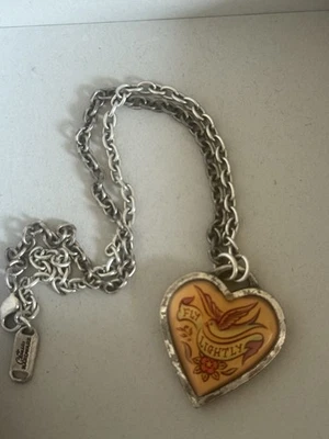 Ciondolo tatuaggio rondine vintage indossato hardware classico appannato vecchio  - Immagine 1 di 4