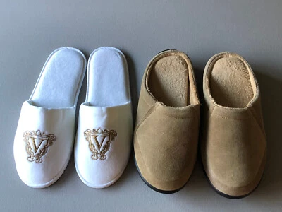 LANCE EM 2 CHINELOS MASCULINOS GRANDES de espuma com memória bege e branco V dourado - Imagem 1 de 4