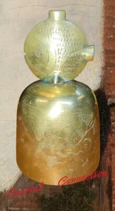 Campana asiática vintage de latón con mango de pez y flores grabadas mediados de siglo - Imagen 1 de 3