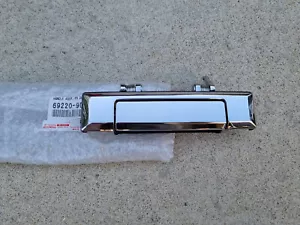 Toyota 70 73 75 76 78 79 series Land Cruiser door handle LHF NEW 69220-90K00 - Picture 1 of 2