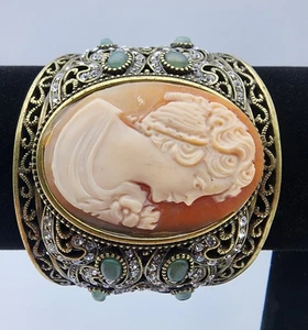 Vintage Amadeo handgeschnitzte Muschel Kamee aufklappbares Messingarmband mit Jade Perlen - Bild 1 von 24