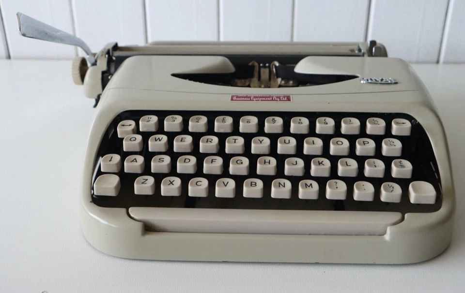 ROYAL Portable Typewriter - ROAYLITE 110 - Excellent Working Condition - Image 1 of 4