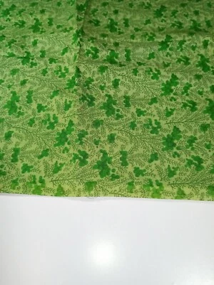 Tela Fat Quarter verde sobre vides verdes 100 % algodón Foto 1 de 2