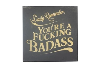 Letrero de madera de escritorio de oficina Daily Reminder You're a Fucking-Badass Boss perra 5" x 5" - Imagen 1 de 4