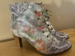 US9/EU40 Enlighten L'Artiste SpringStep Bootie Floral Grey Peach Metallic Silver - Picture 1 of 7