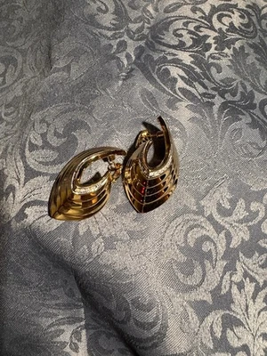 Pierre Lang goldfarbene maßive Ohrringe Stecker Creolen mit Strasssteinen 4,5cm - Bild 1 von 3