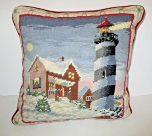 Almohada de punta de aguja Thomas Kinkade vintage faro nieve terciopelo trasero 13" x 13" - Imagen 1 de 3
