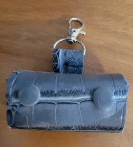 Nuevo Soporte y Bolsos para Perro Caca Hecho a Mano Vinilo Broches Llave para Pastilla Gris Aspecto Cocodrilo - Imagen 1 de 4