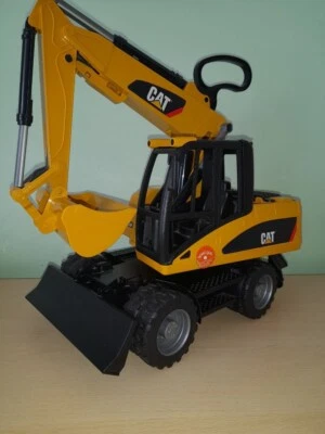 1/16th Caterpillar Wheel Excavator 2006 Plastic Bruder 02446 14'' x 17'' - Immagine 1 di 4