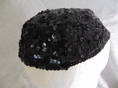 Sombrero de fiesta de cóctel de 1930 - Lentejuelas negras - Estilo calavera - En muy buen estado - Art Deco - Venta Foto 1 de 4