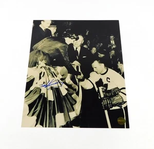 Ted Kennedy Signed 8 x 10 B & W Photo w/ Queen Elizabeth II Maple Leafs Auto - Imagen 1 de 2