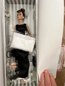 Breakfast at Tiffany’s Holly Golightly 50th Anniversary Doll Fifth Avenue - Bild 1 von 9