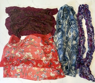 Lote vintage de 4 lenços de cabelo de chiffon e seda floral vermelho azul roxo quadrado oblongo - Imagem 1 de 4