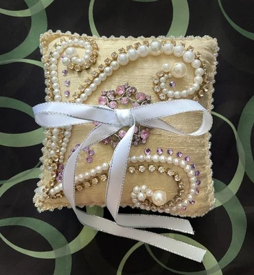 Almohada de anillo de boda nupcial con cuentas de perlas, pedrería. Trabajo manual. Diseño Ameynra Foto 1 de 3