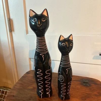 Estatua de madera decorativa vintage de gato y gatito de pie  Foto 1 de 4