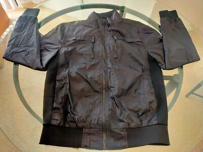 Chaqueta negra Guess forro rojo cremallera manga larga talla pequeña Foto 1 de 4