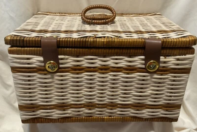 Vintage Plastic Wicker Woven Picnic Basket with Handles 18" x 13" x 10" - Imagem 1 de 4