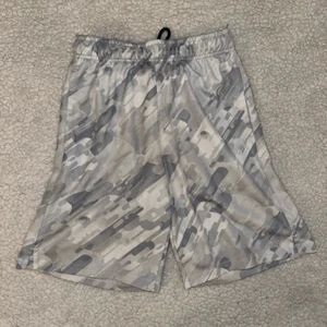 DSG Boys Basketball Shorts White Light Grey Camo Medium 10-12 GUC - Picture 1 of 8